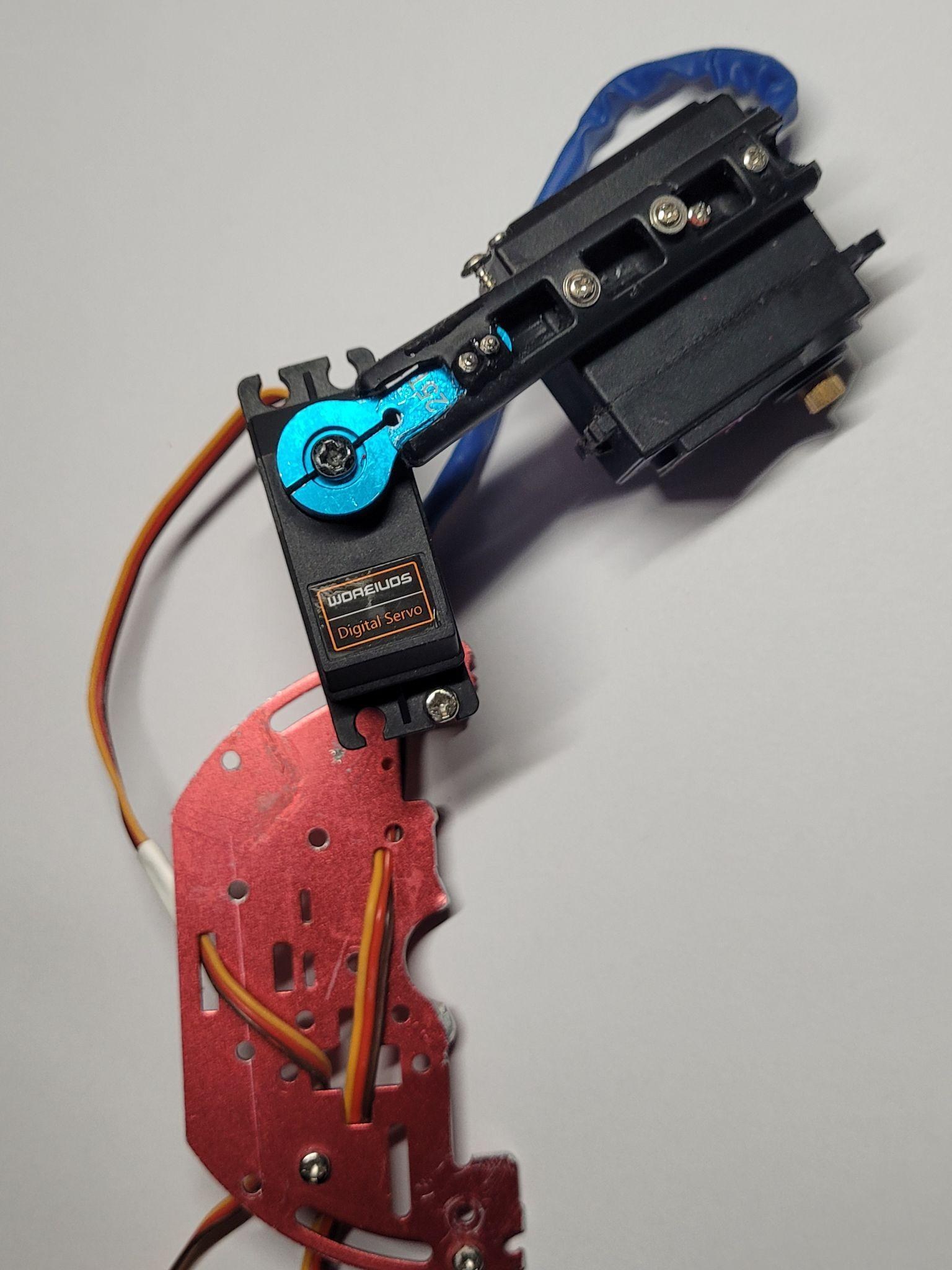 Metal body connected with the elbow servo